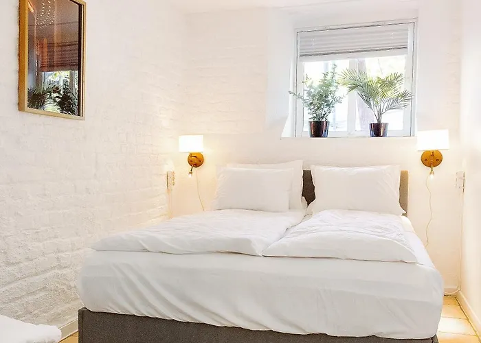 Just Steps Behind The Royal Palace * Όσλο